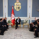 caid-essebsi-rencontre-un-groupe-parmi-les-participants-a-une-manifestation-de-solidarite-avec-les-habitants-du-chaambi-challenges-tn