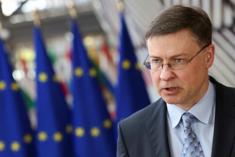 Valdis Dombrovskis: La Commission européenne devrait abaisser sa prévision de croissance et relever celle d&rsquo;inflation