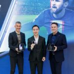 challenges-tn-UEFA-Champions-League-Ambassadors-Michael-Owen-(right)-and-Luis-Garcia-(left)-become-the-first-global-users-of-OPPO-Find-N2-Flip
