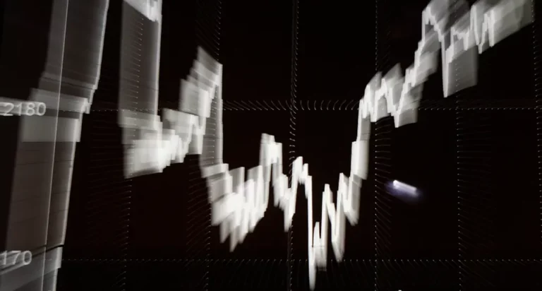 Les Bourses européennes finissent en hausse prudente avec l&rsquo;espoir d&rsquo;une retenue au Moyen-Orient
