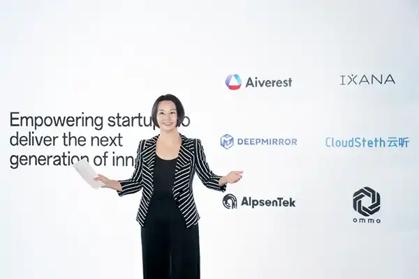 Ren Yan, directrice de l'Open Innovation Europe d’OPPO, présente AlpsenTek et autres startups