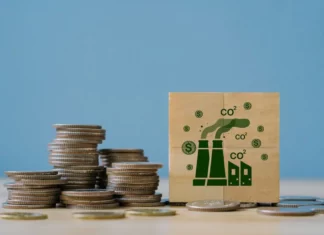 Taxe carbone aux frontières : l’UE envisage d’élargir le mécanisme à de nouveaux produits industriels